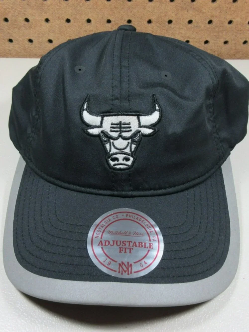 Mitchell & Ness mens black gray Chicago Bulls NBA strapback tech golf hat NWT